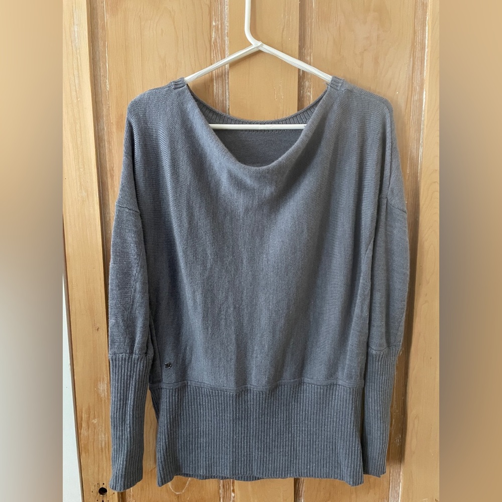 Lululemon sweater. Dropped shoulder hem. Relaxed fit body. Fitted sleeves.